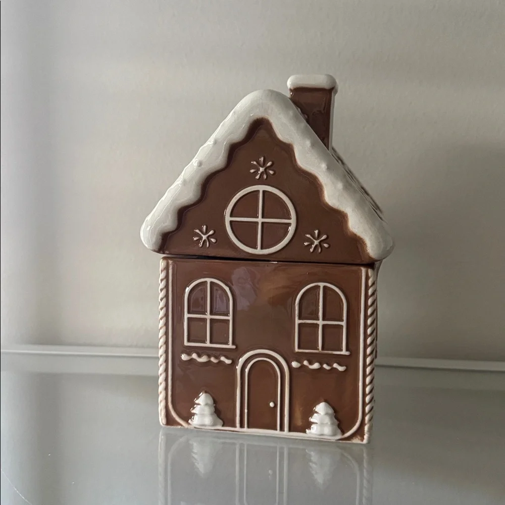 NEW Target Bullseyes Playground Ceramic Gingerbread House Cookie Jar